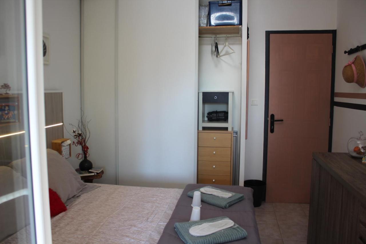 Philippe & Marie, A Louer Petite Chambre Chez L'Habitant Avec Terrasse Dans Villa, Au Pied Du Luberon Cucuron Exterior foto